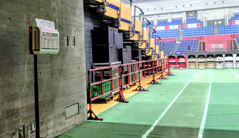 スポーツ競技場へ感染防止対策として設置した例2